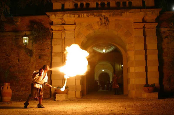 Mangiatore di fuoco davanti a un castello