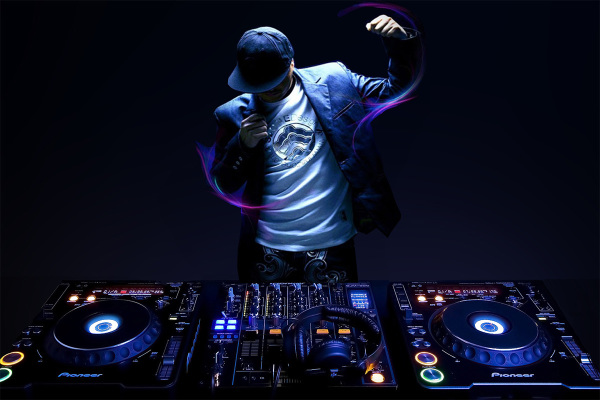 DJ al mixer