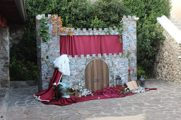 Palco dei burattini in stile medievale