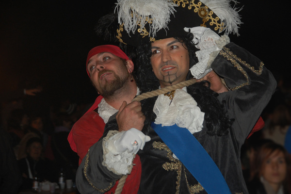 Un pirata tiene in ostaggio un ammiraglio