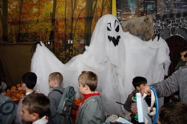 Un fantasma e piccoli acchiappafantasmi